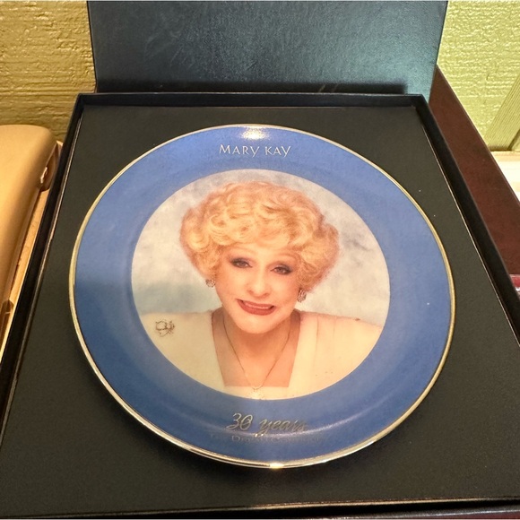 Mary Kay 30 Years The Dream Continues Commemorative Plate With Box - Picture 1 of 5